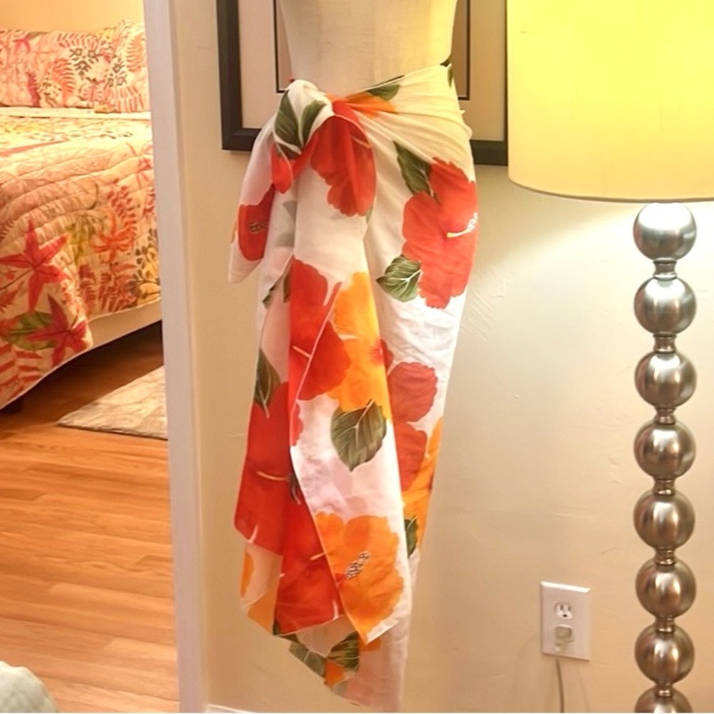 Vibrant,Stunning Sarong,Wrap, Scarf w/Large,Bold Hibiscus Flowers, 38”x65”,EUC - Picture 4 of 9